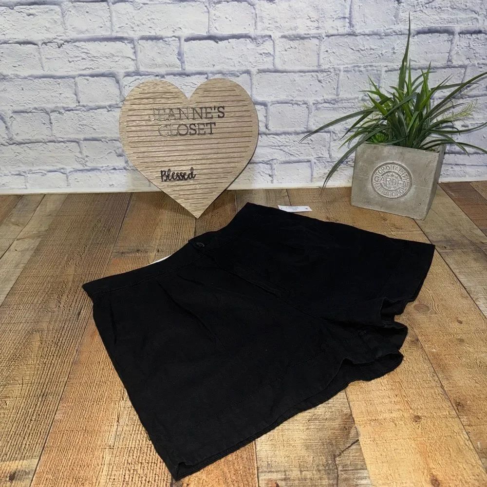 Joie Women's Pleated linen Short NWT
Black color size Large - Picture 14 of 14